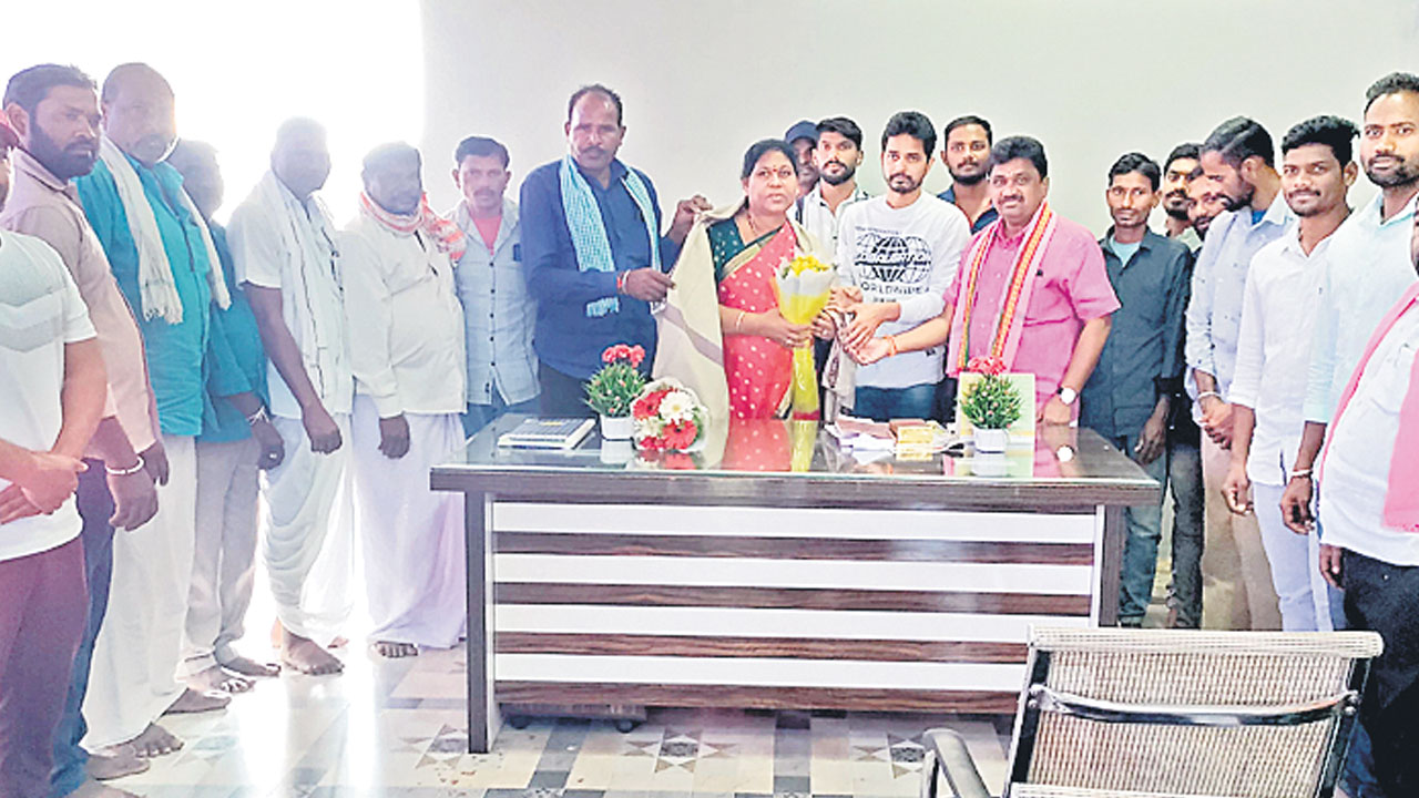 ఎమ్మెల్యే కోవ లక్ష్మికి శుభాకాంక్షల వెల్లువ