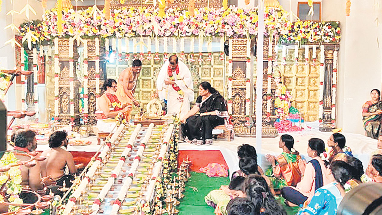 ఎమ్మెల్యే నివాసంలో అయ్యప్ప పడిపూజ