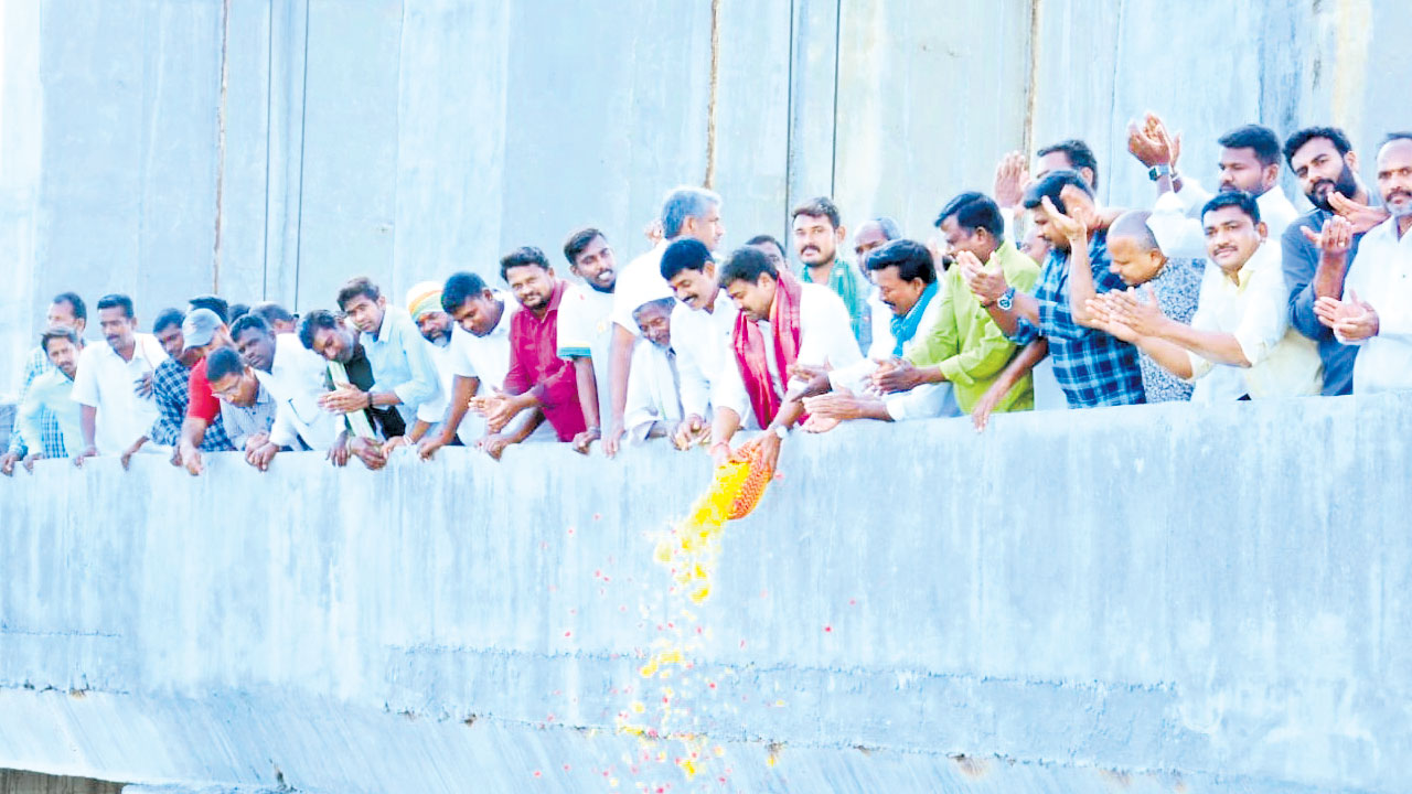 వరదకాలువకు నీటి విడుదల