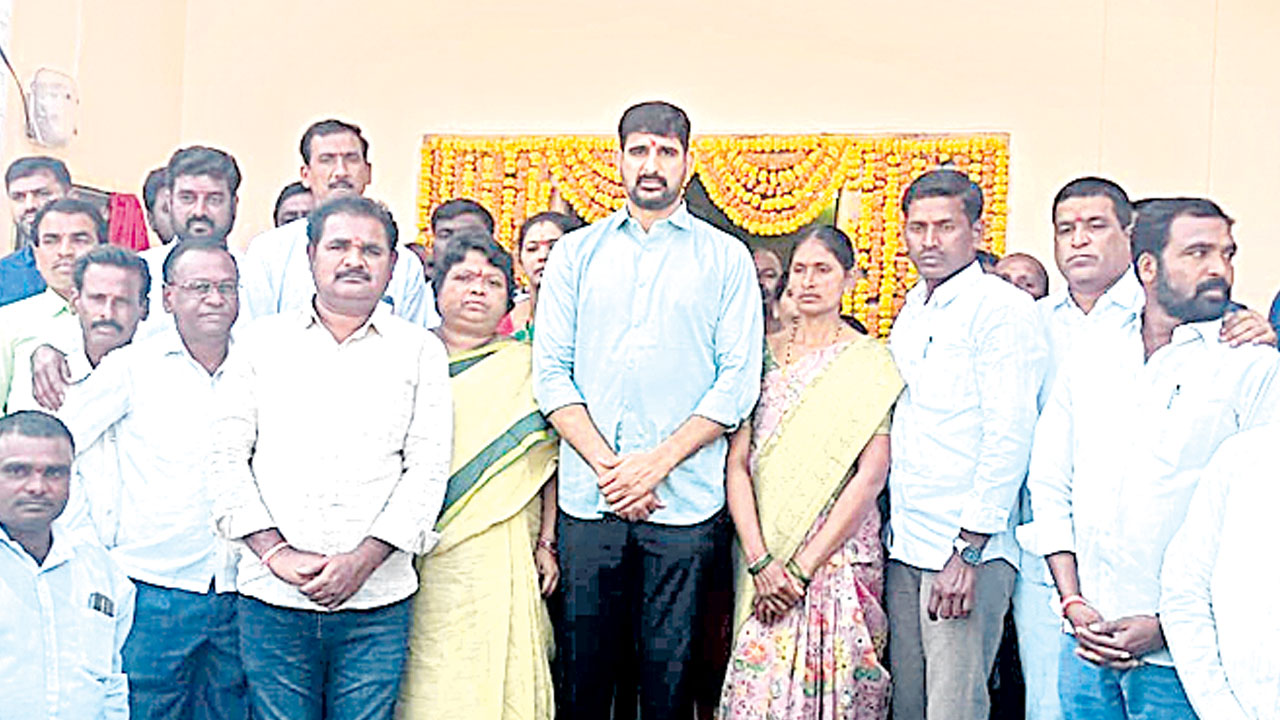 సర్పంచుల పదవీకాలన్ని పొడిగించాలి