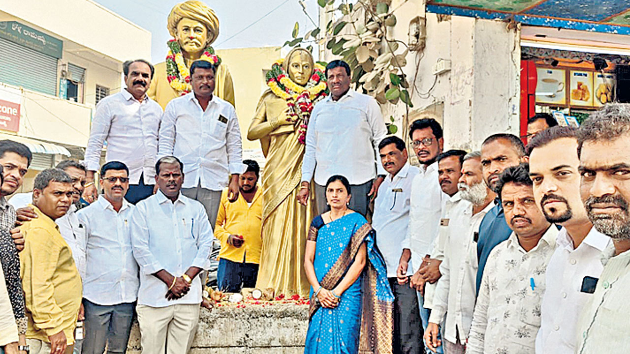 సావిత్రీబాయి ఫూలే సేవలు చిరస్మరణీయం