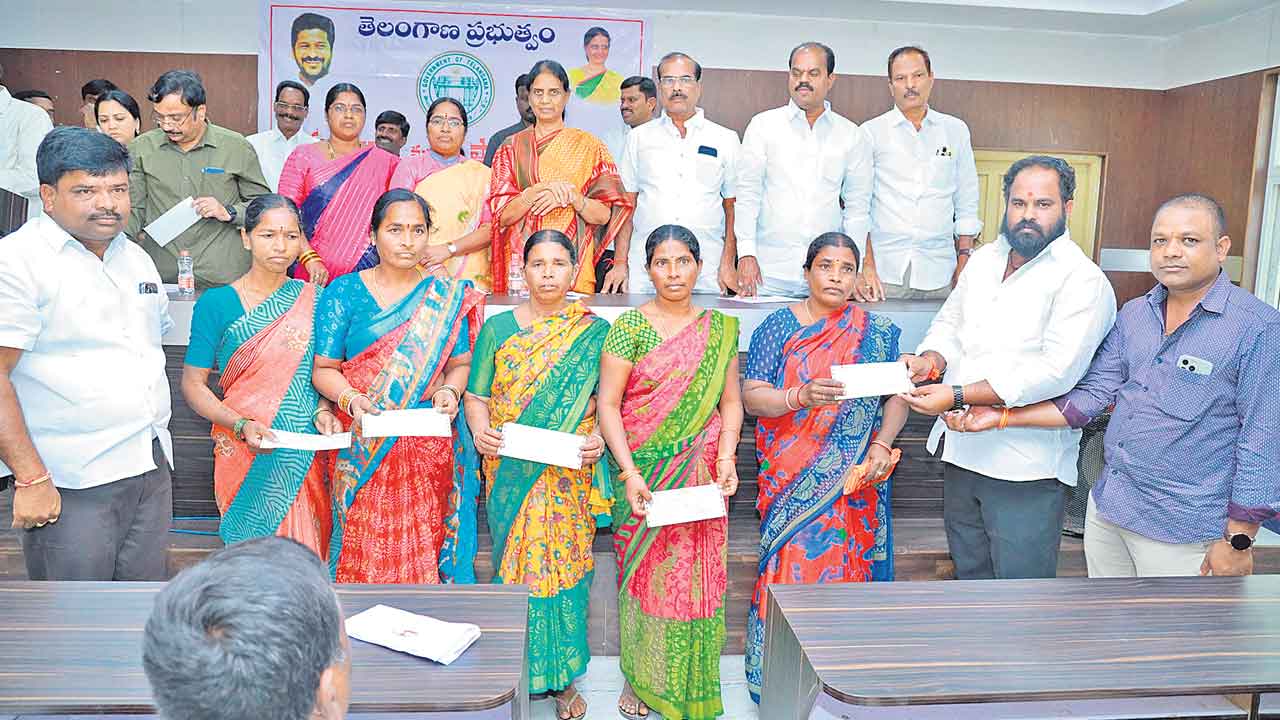 కాంగ్రెస్‌ ప్రభుత్వం హమీలను విస్మరిస్తే ప్రశ్నిస్తాం