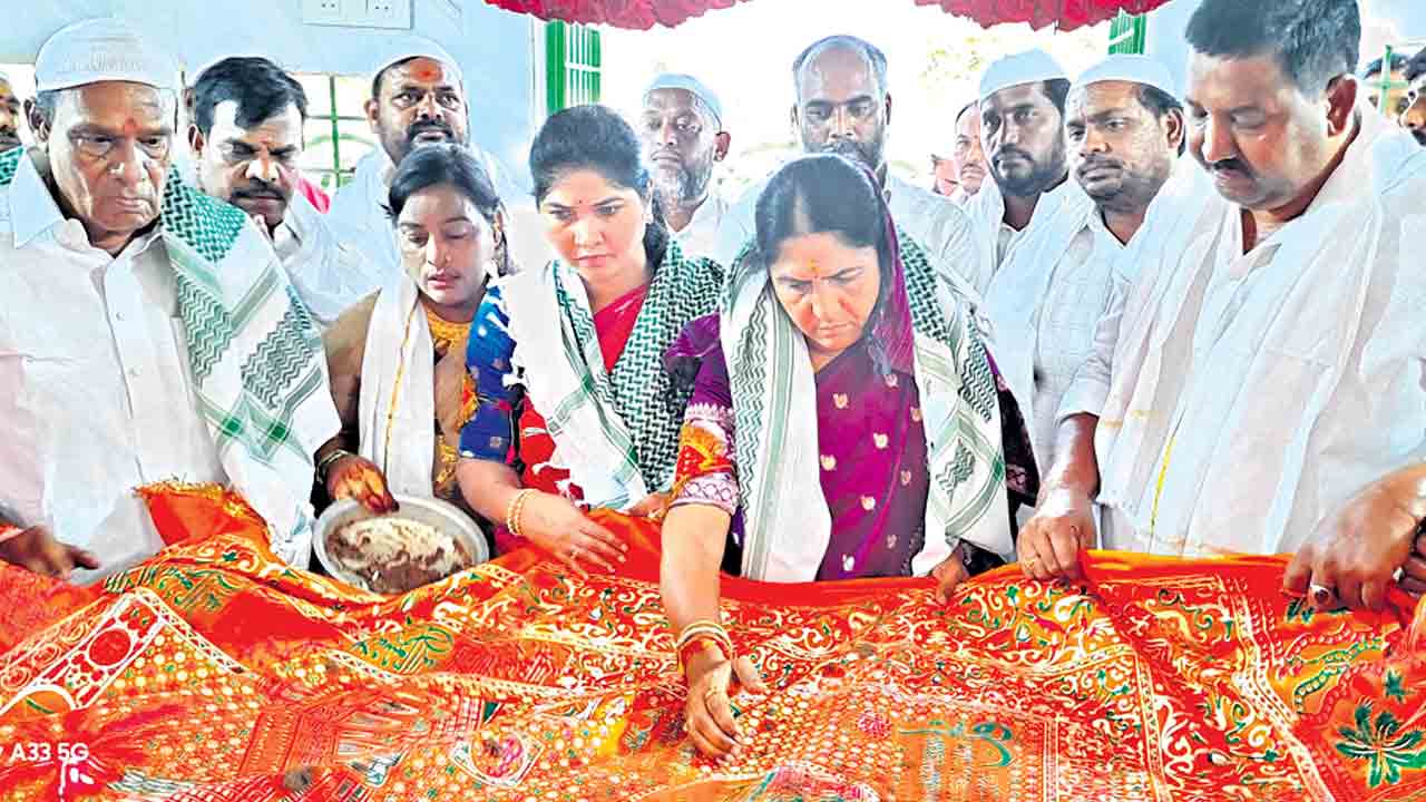 దర్గాలో ప్రత్యేక ప్రార్థనలు