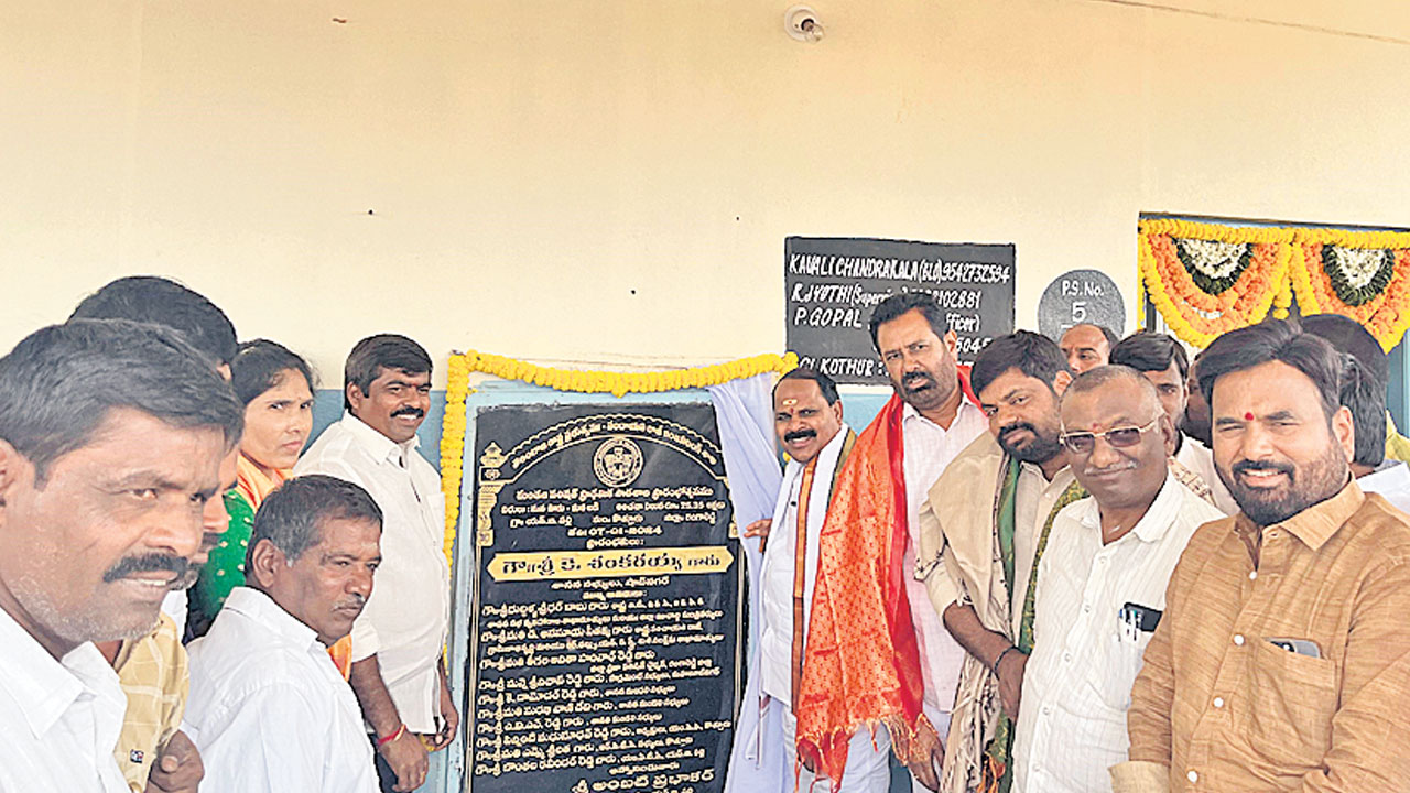 విద్య, వైద్యానికి అధిక ప్రాధాన్యం : ఎమ్మెల్యే శంకర్‌