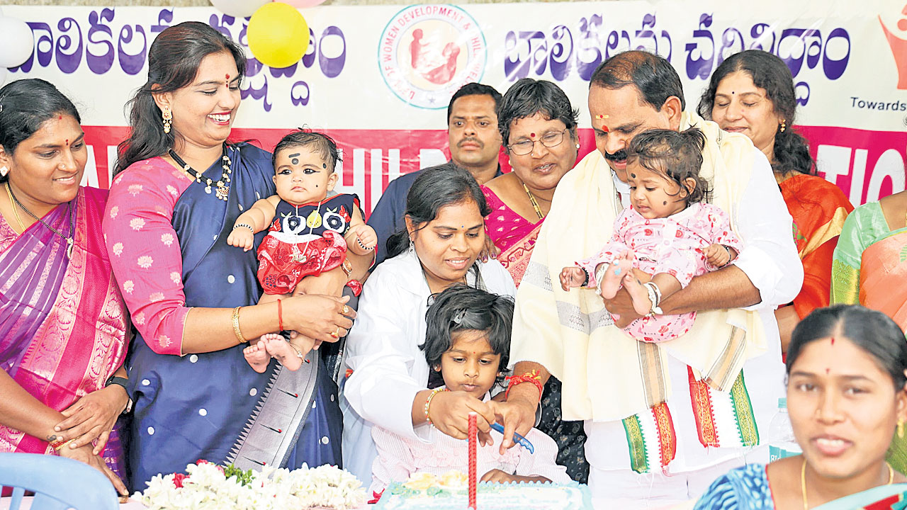 బాలికలు అన్ని రంగాల్లో రాణించాలి