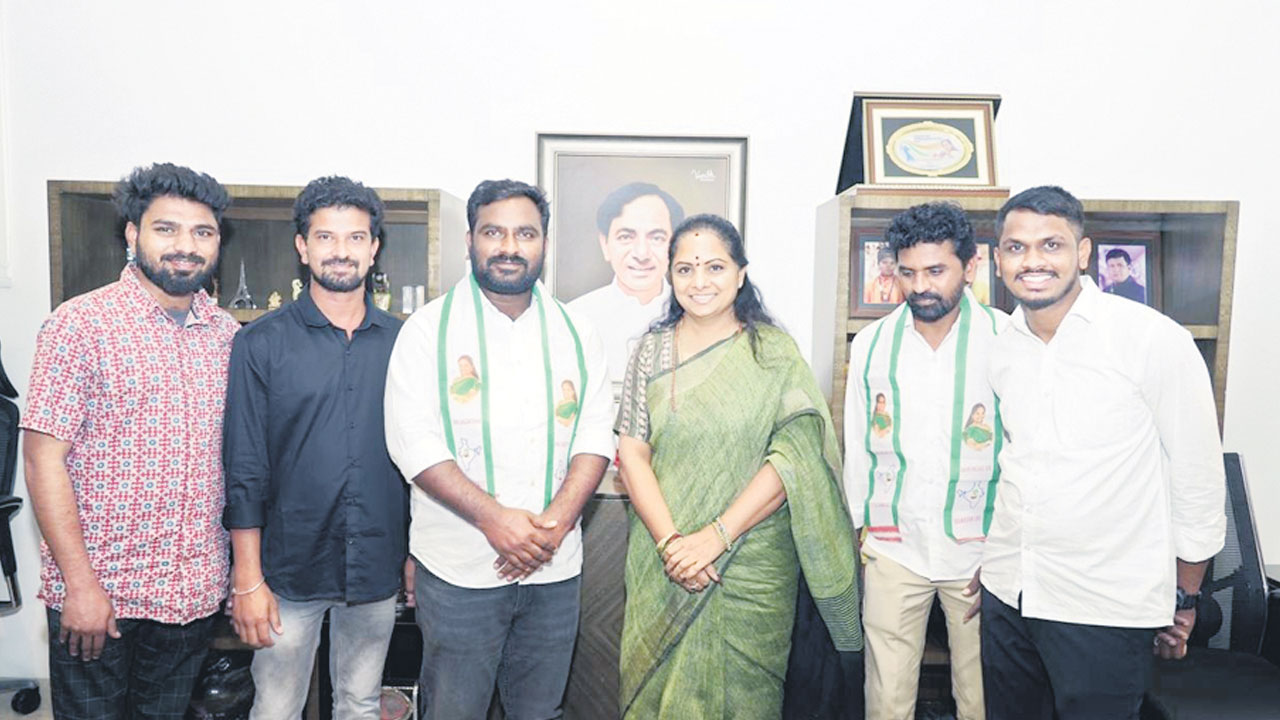 ఎమ్మెల్సీ కవితను కలిసిన జాగృతి నాయకులు