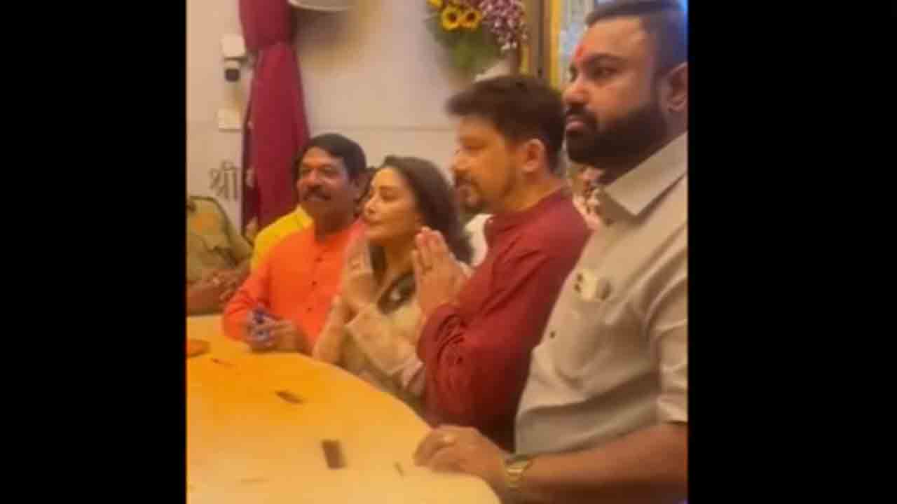 Madhuri Dixit | సిద్ధి వినాయకుని సన్నిధిలో మాధురీ దీక్షిత్‌.. భర్తతో కలిసి గణనాథుని దర్శనం