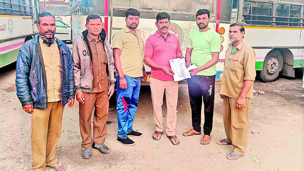 15శాతం జీతం పెంచండి