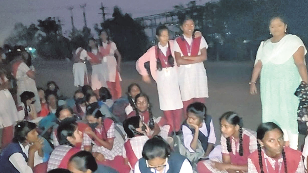 బస్సుల్లేక చీకట్లోనే విద్యార్థులు