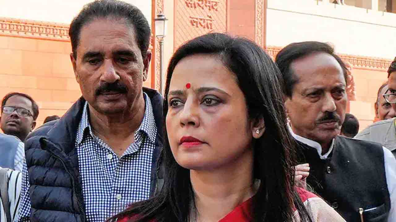 Mahua Moitra | ప్రభుత్వ బంగ్లాను ఖాళీ చేసిన మ‌హువా మొయిత్రా