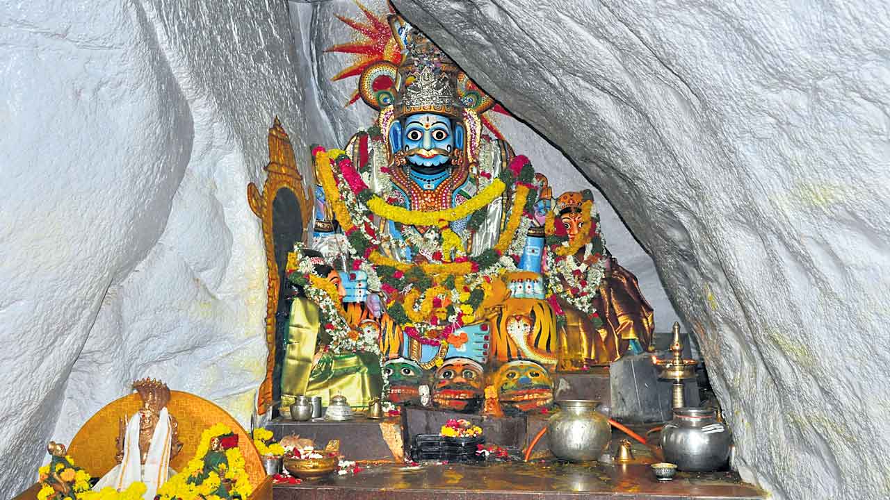 మల్లన్న మూలవిరాట్‌ దర్శనం నిలిపివేత