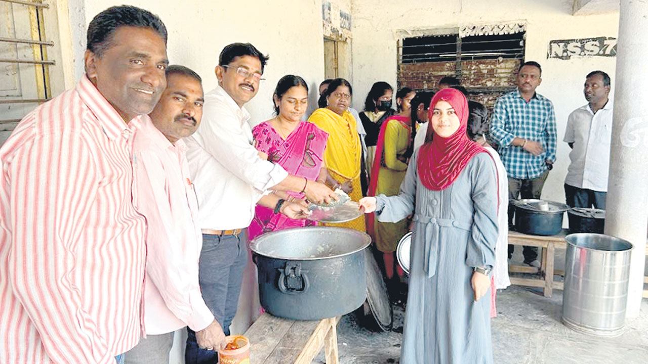 మల్యాల ప్రభుత్వ అధ్యాపకుల ఔదార్యం