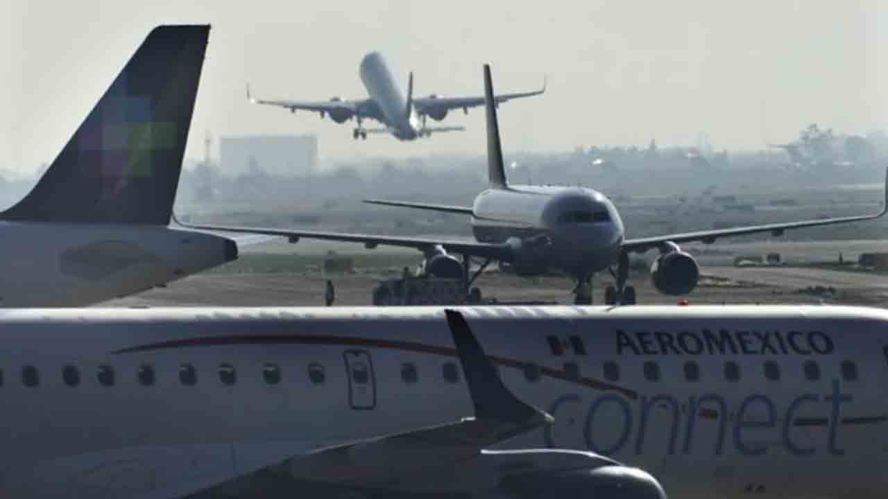 Man Opens Emergency Exit | విమానం ఎమర్జెన్సీ ఎగ్జిట్‌ తెరిచి రెక్కపై నడిచిన వ్యక్తి.. అతడి చర్యను   సమర్థించిన ప్రయాణికులు