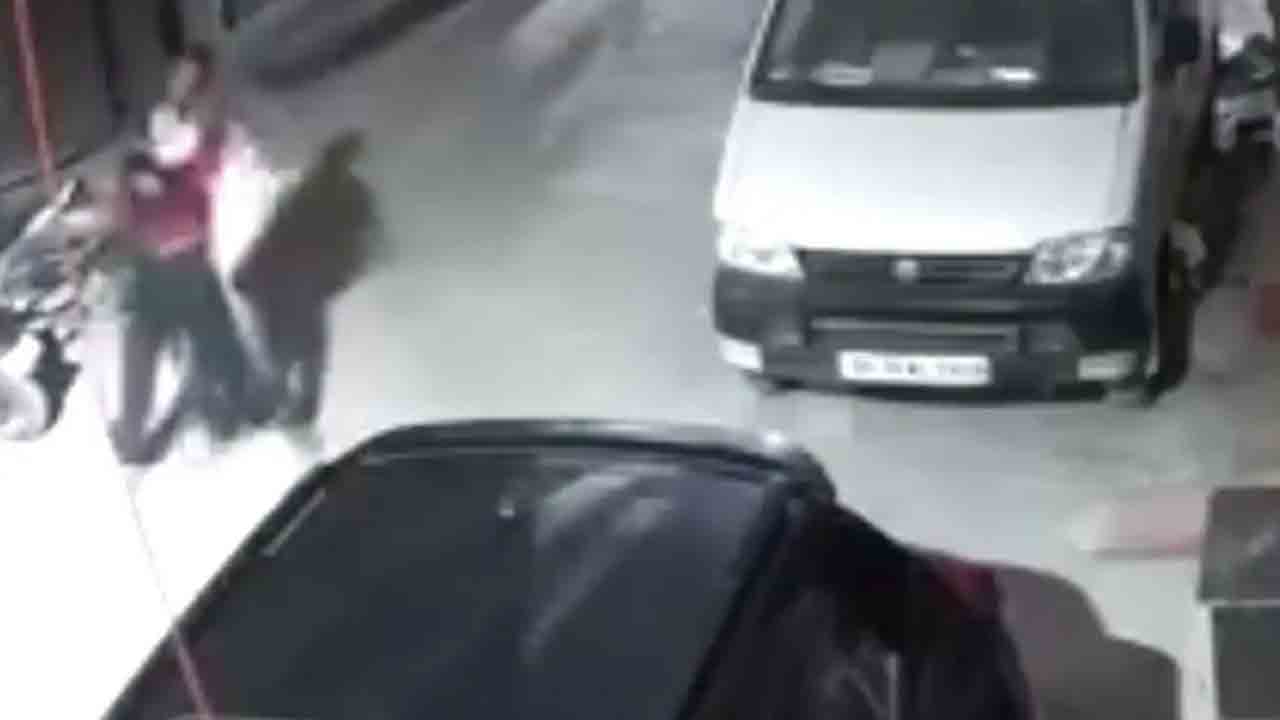 Watch: మహిళ గొంతు నొక్కి చంపేందుకు వ్యక్తి యత్నం.. తర్వాత ఏం జరిగిందంటే?