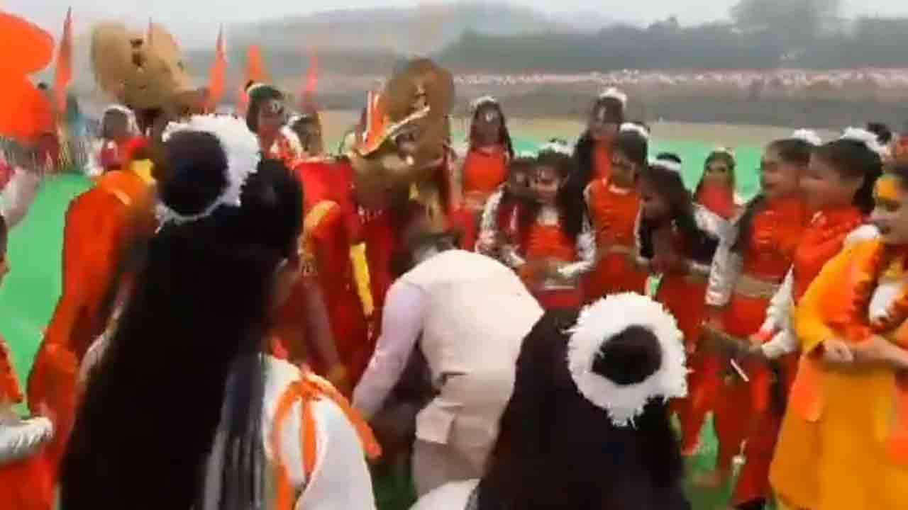 Manohar Lal Khattar | బాలుడి పాదాలకు నమస్కరించిన హర్యానా సీఎం.. VIDEO