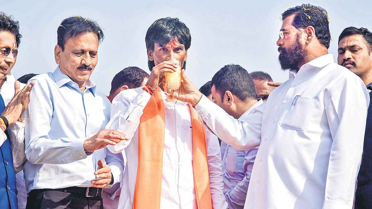 దిగొచ్చిన మహారాష్ట్ర ప్రభుత్వం