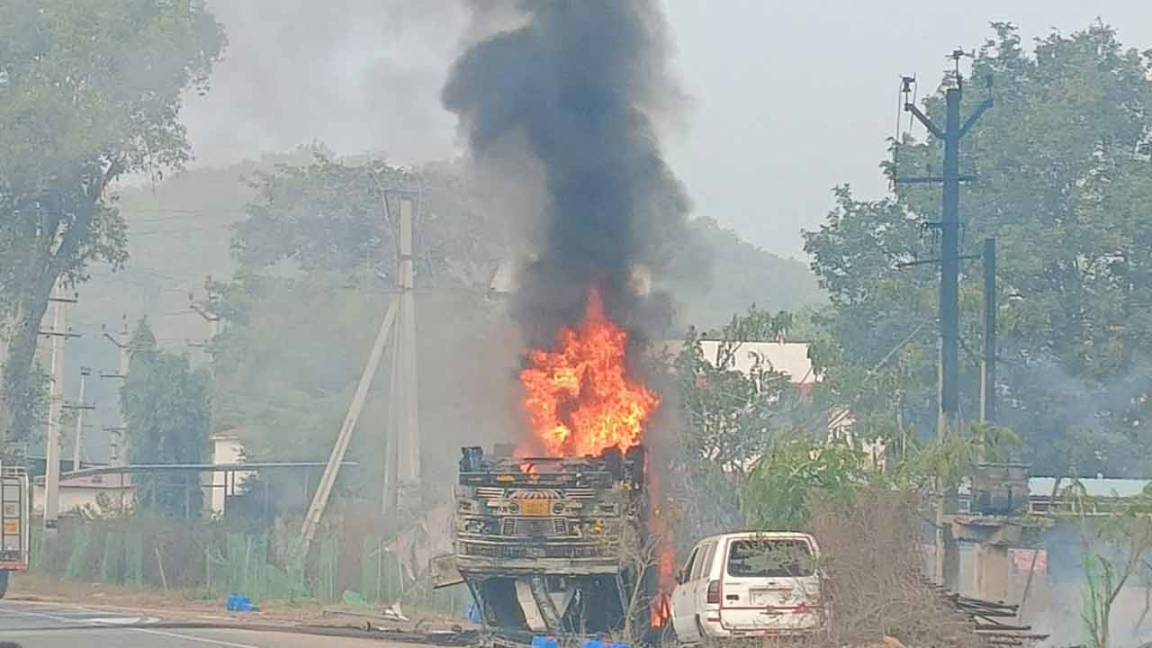 Diesel Tankar | ట్రాన్స్‌ఫార్మర్‌ను ఢీకొట్టిన డీజిల్‌ ట్యాంకర్‌.. భారీగా చెలరేగిన మంటలు