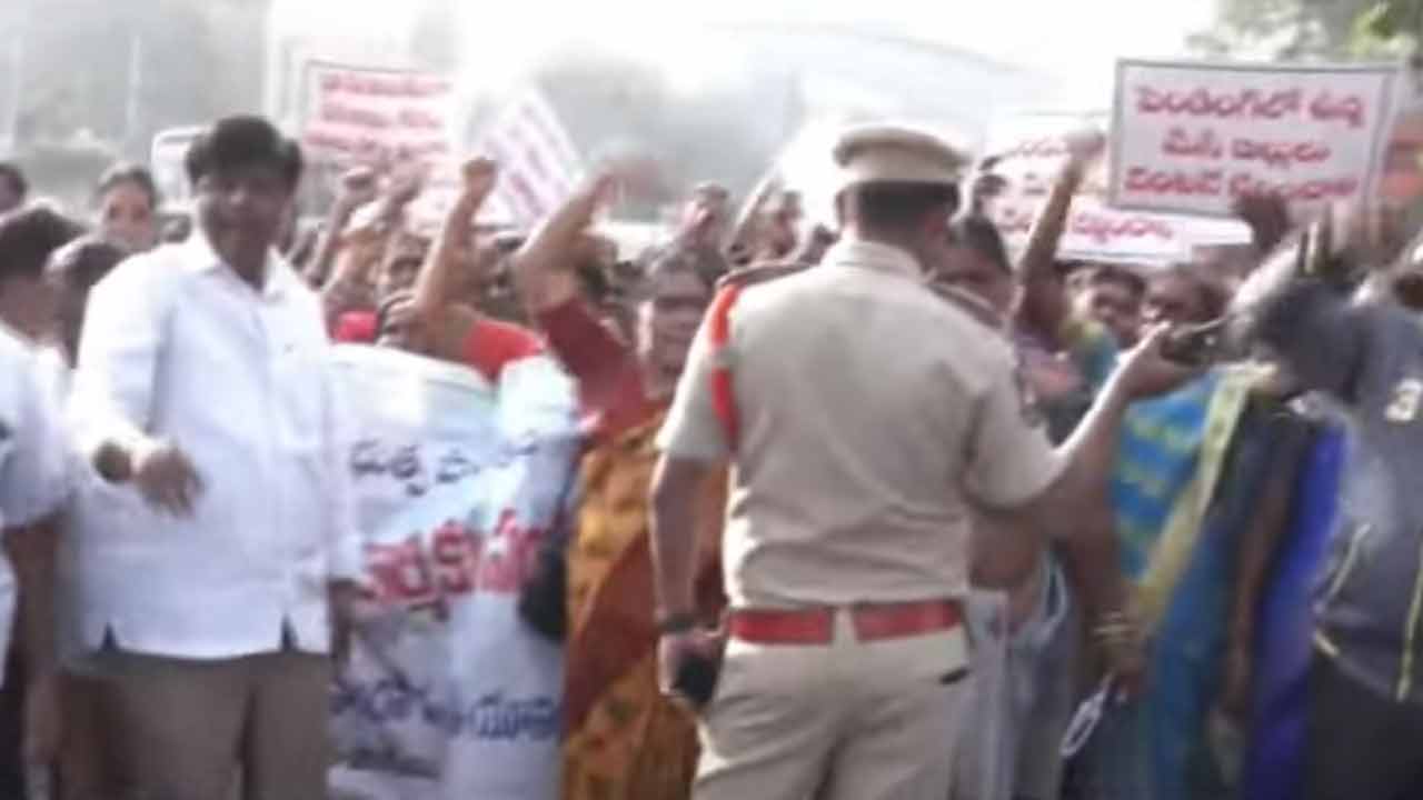 Praja Bhavan | ప్రజాభవన్‌ వద్ద మధ్యాహ్న భోజన కార్మికుల నిరసన.. పెండింగ్‌ బిల్లులు చెల్లించాలని డిమాండ్‌