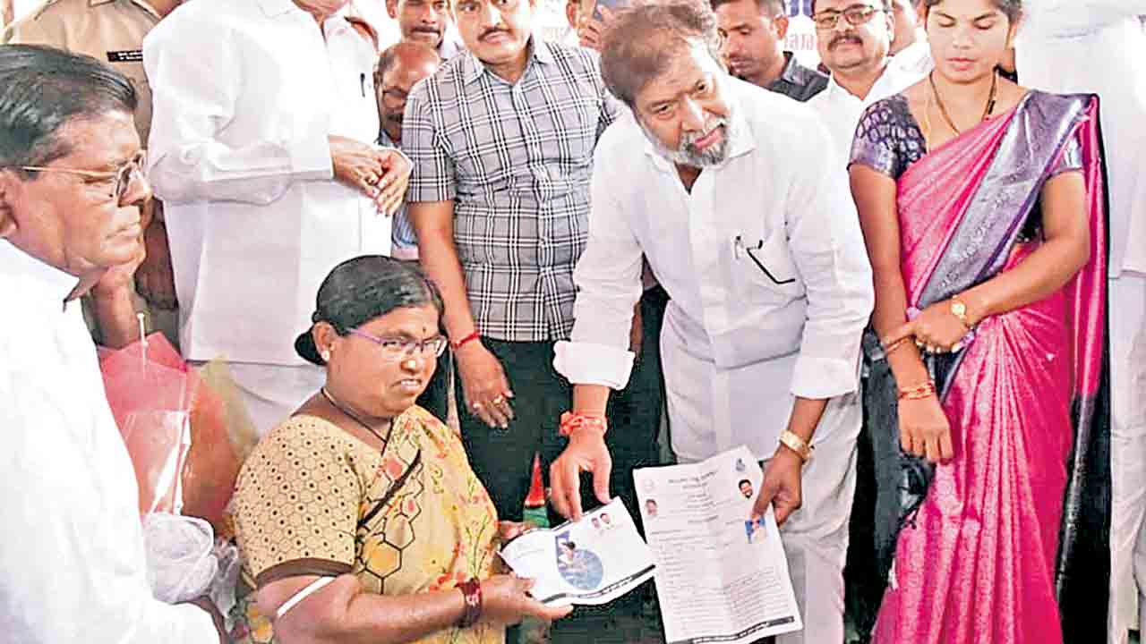 అర్హులకు సంక్షేమ ఫలాలు