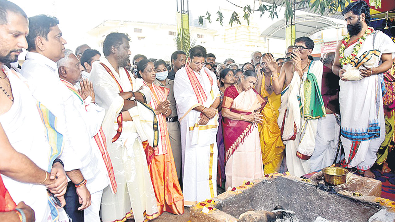 ధర్మపురిని టెంపుల్‌ సిటీగా తీర్చిదిద్దుతాం