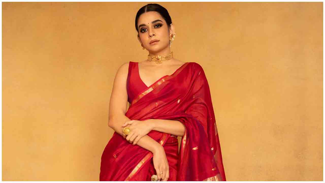 Mithila Palkar | కొప్పున పూలెట్టుకొని కైపెక్కిస్తున్న మిథిలా పాల్కర్..