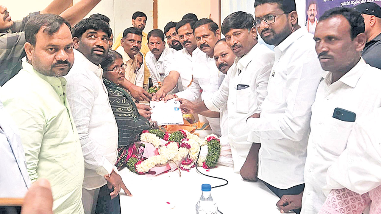 అర్హులందరికీ సక్షేమ పధకాలు