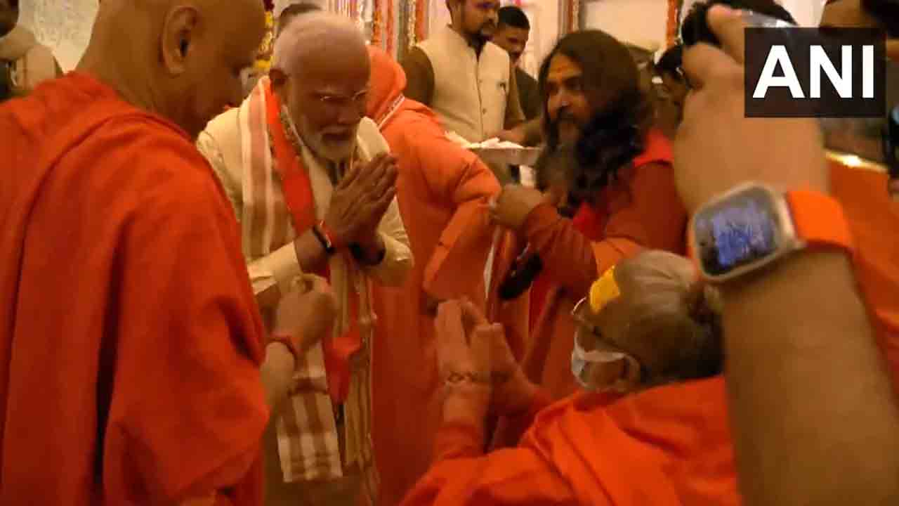 PM Modi | సాధువుల ఆశీర్వాదం తీసుకుని.. కానుకలను స్వీకరించిన ప్రధాని మోదీ