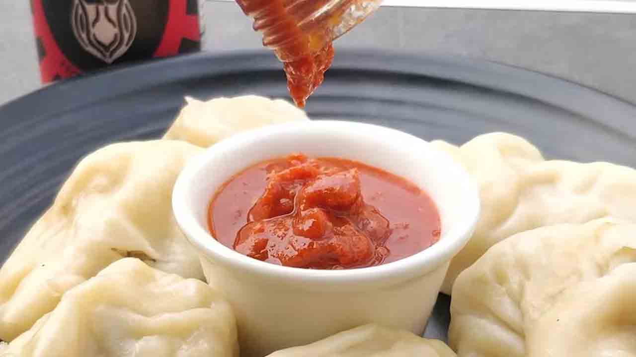 Red sauce | మోమోస్‌లో రెడ్‌ సాస్‌ ఎక్కువ అడిగాడని కస్టమర్‌ ముఖంపై కత్తితో దాడి..!
