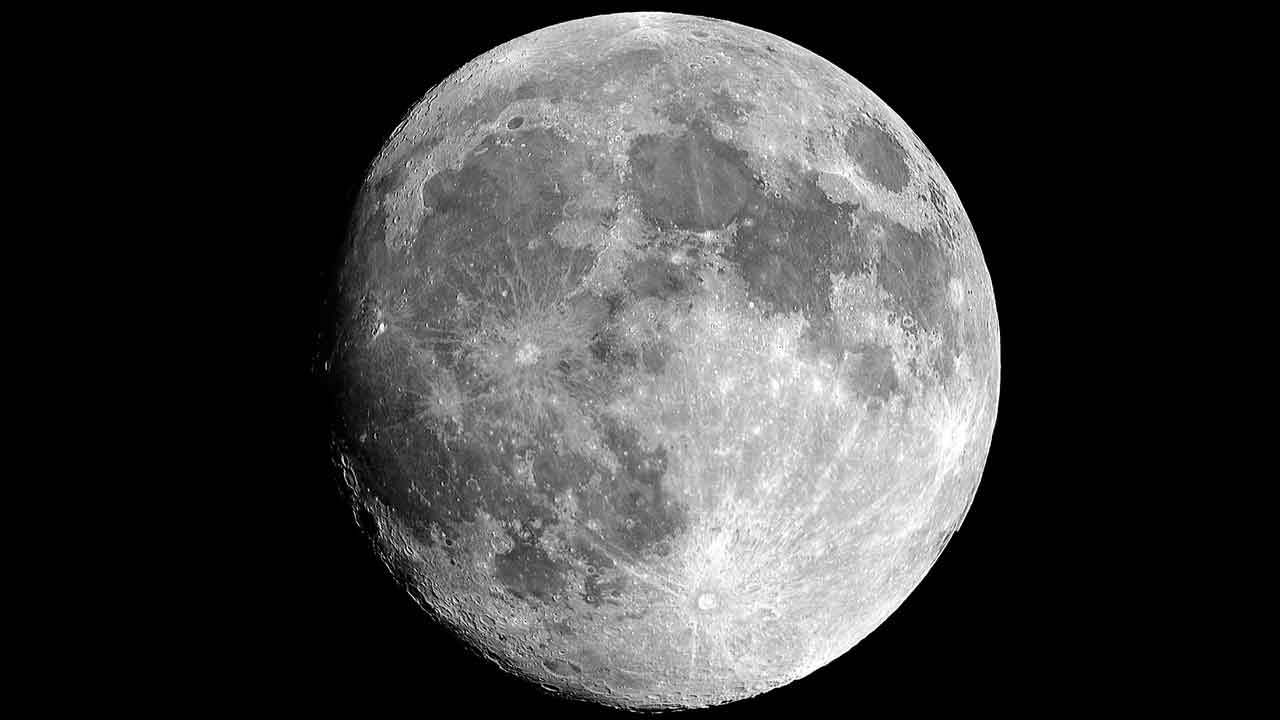 Moon | కుంచించుకుపోతున్న చంద్రుడు..! ప్రకంపనాల వల్ల ఉపరితలం గుంతలమయం..!