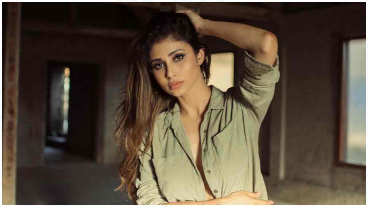 Mouni Roy | కాటుక కన్నులతో బుసలు కొడుతున్న నాగిని భామ మౌనీరాయ్..