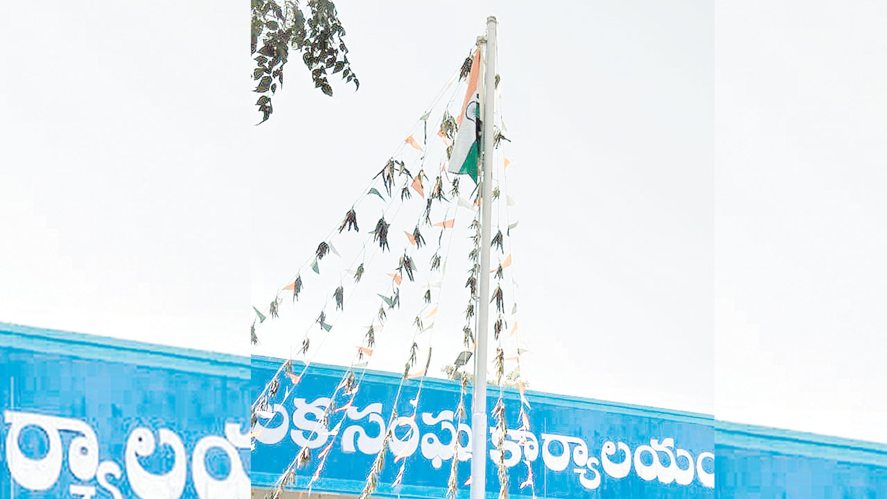 జెండా ఎగరేశారు.. ఆపై మరిచారు