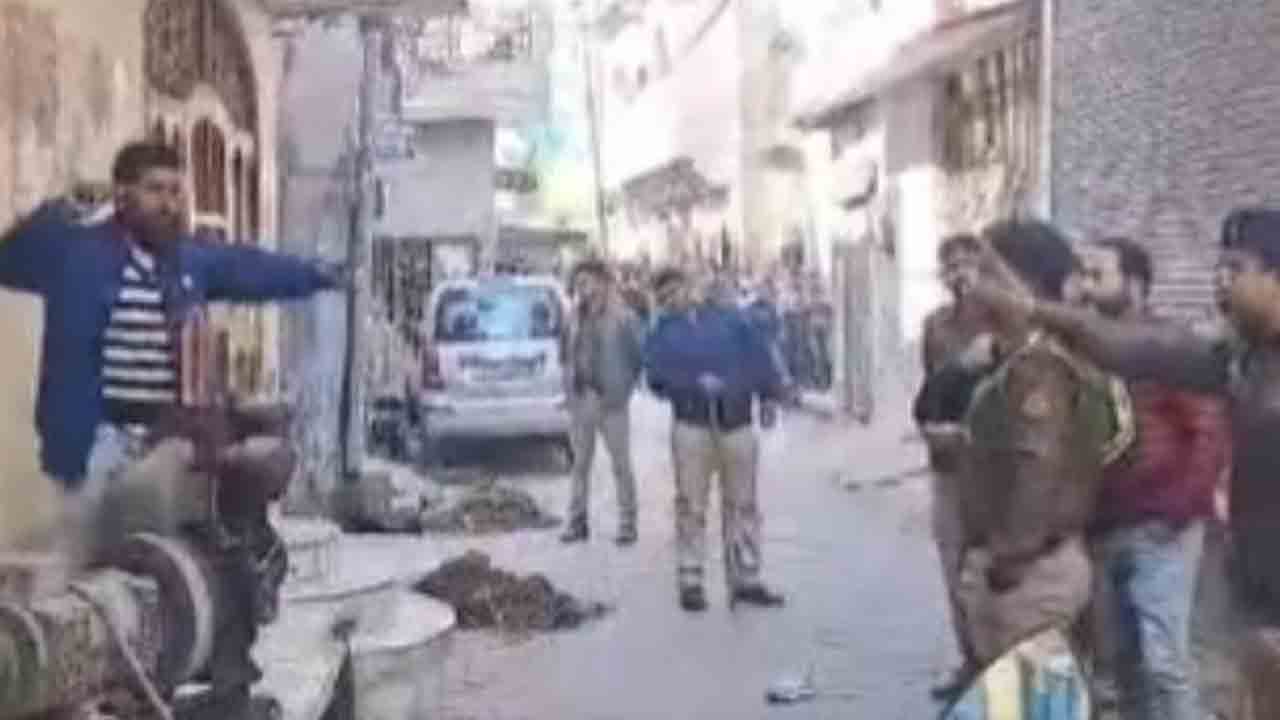 Watch: పోలీస్‌ నుంచి గన్‌ లాక్కొని కాల్చుకునేందుకు నిందితుడు యత్నం.. తర్వాత ఏం జరిగిందంటే?