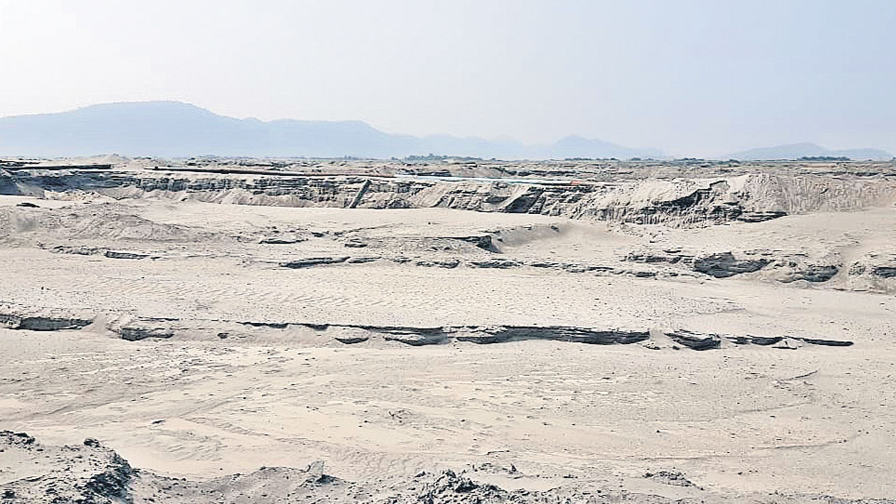 మాఫియా చేతిలో ఎన్టీపీసీ యాష్‌ పాండ్‌?