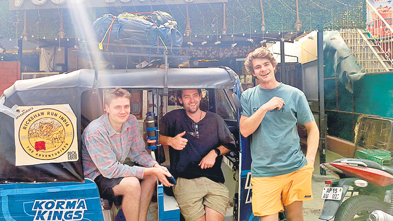 ఆటోలో విదేశీయుల పర్యటన