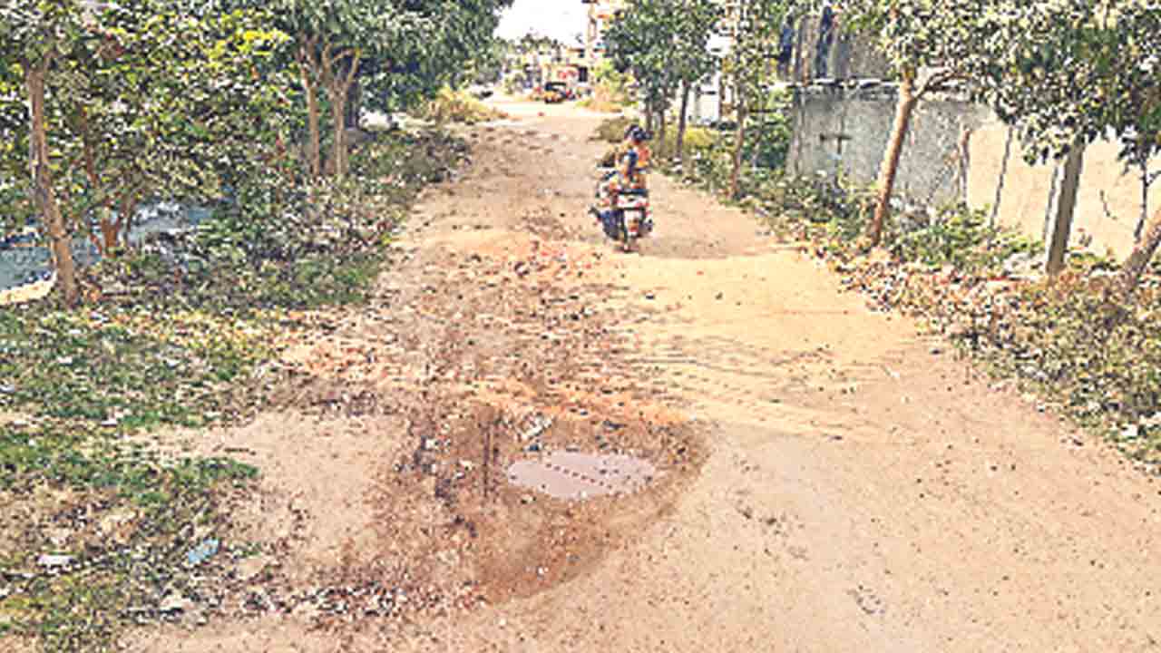 నిలిచిన నిధులు.. ఆగిన అభివృద్ధి