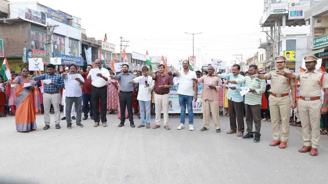 అర్హులైన వారు ఓటు నమోదు చేసుకోవాలి