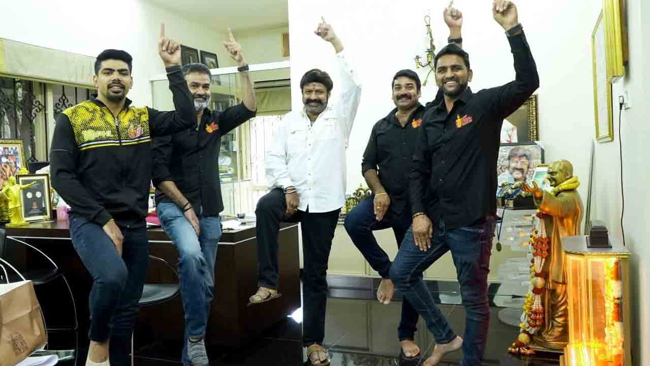 Nandamuri Balakrishna | తెలుగు టైటాన్స్‌తో కలిసి తొడగొట్టిన బాలకృష్ణ.. గెట్‌ రెడీ ఫర్‌ ప్రోకబడ్డీ లీగ్‌