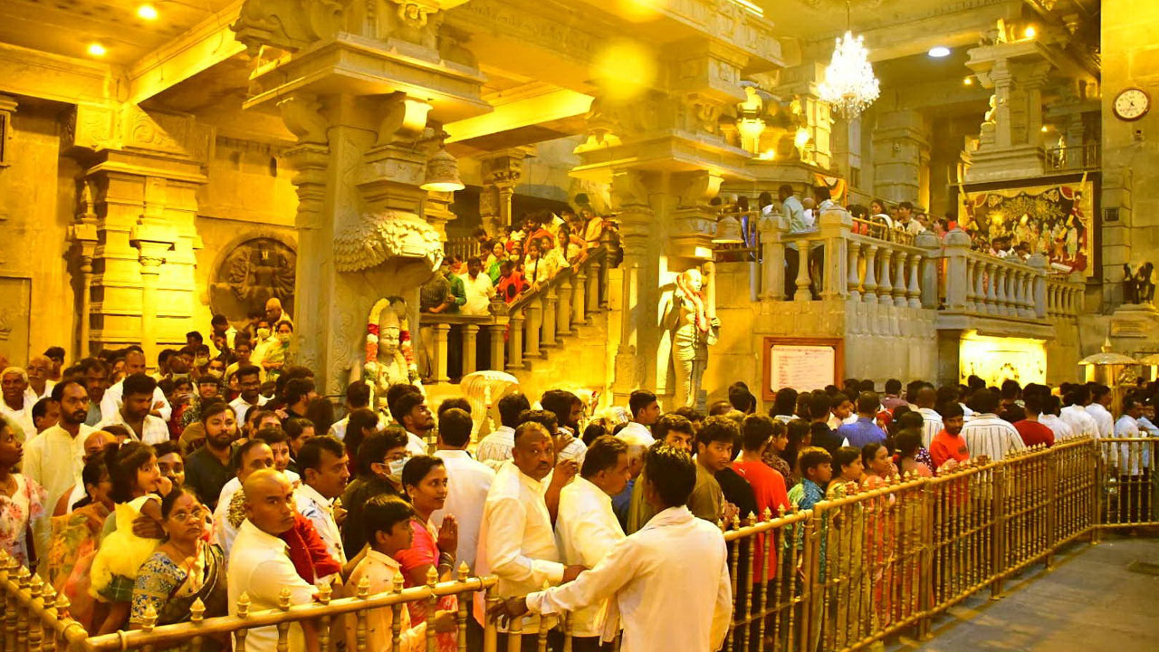 యాదగిరిగుట్టలో భక్తుల కోలాహలం