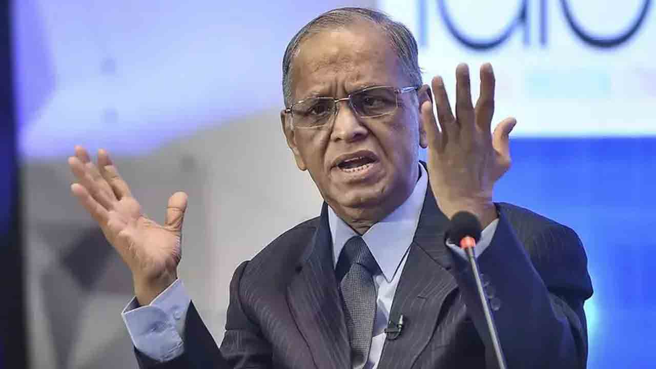 స్టోర్‌ రూమ్‌లో.. బల్లపై నిద్ర!