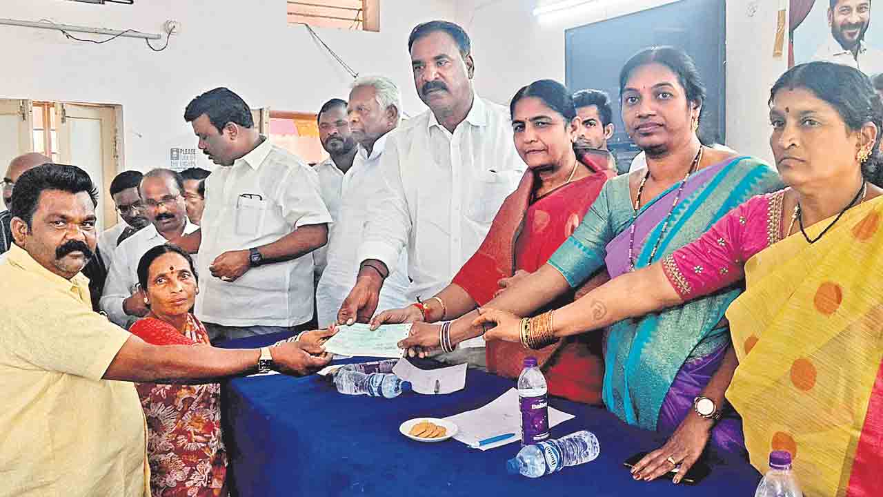 తులం బంగారం పథకం అమలు చేయాలి