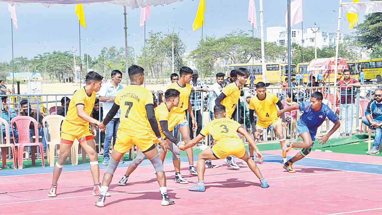 హోరాహోరీగా..