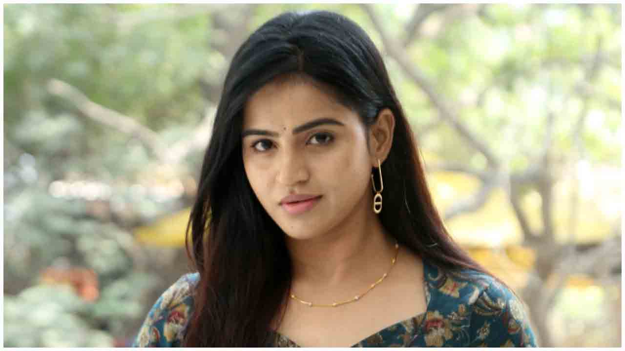 Naveena Reddy | ఓర చూపులతో గిల్లుతున్న నవీనా రెడ్డి