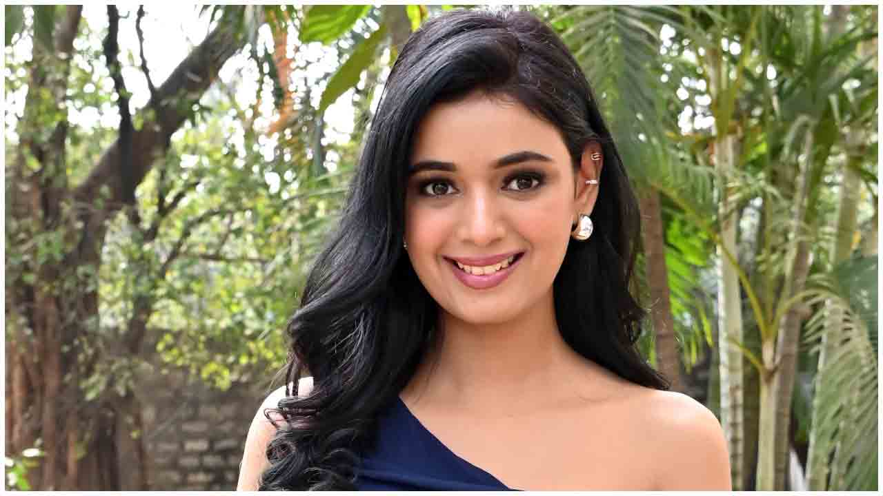 Neha Solanki | ముసిముసి నవ్వులతో మురిపిస్తున్న నేహా సోలంకి..