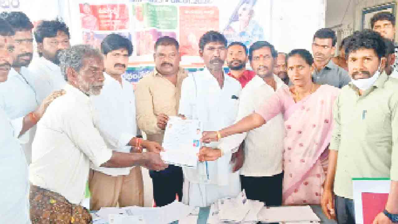 అర్హులందరికీ పథకాలు అందించాలి