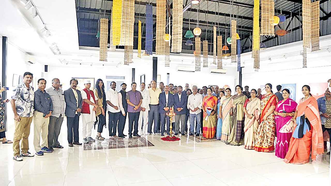 నుమాయిష్‌లో గ్రూప్‌ ఆర్ట్‌ ఎగ్జిబిషన్‌ ప్రారంభం