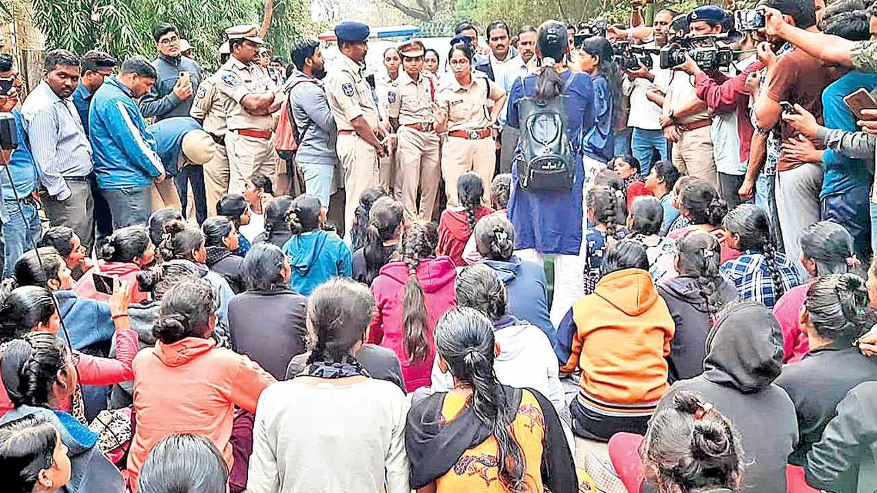 Secunderabad PG College | లేడీస్‌ హాస్టల్‌లో అర్ధరాత్రి ఆగంతకులు.. సికింద్రాబాద్‌ పీజీ కళాశాలలో ఘటన దేహశుద్ధి చేసిన విద్యార్థినులు