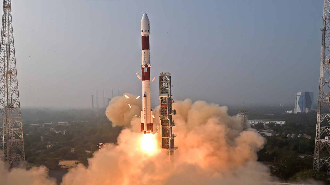 PSLV-C58 | నిప్పులుచిమ్ముతూ నింగిలోకి దూసుకెళ్లిన పీఎస్‌ఎల్వీ-సీ58