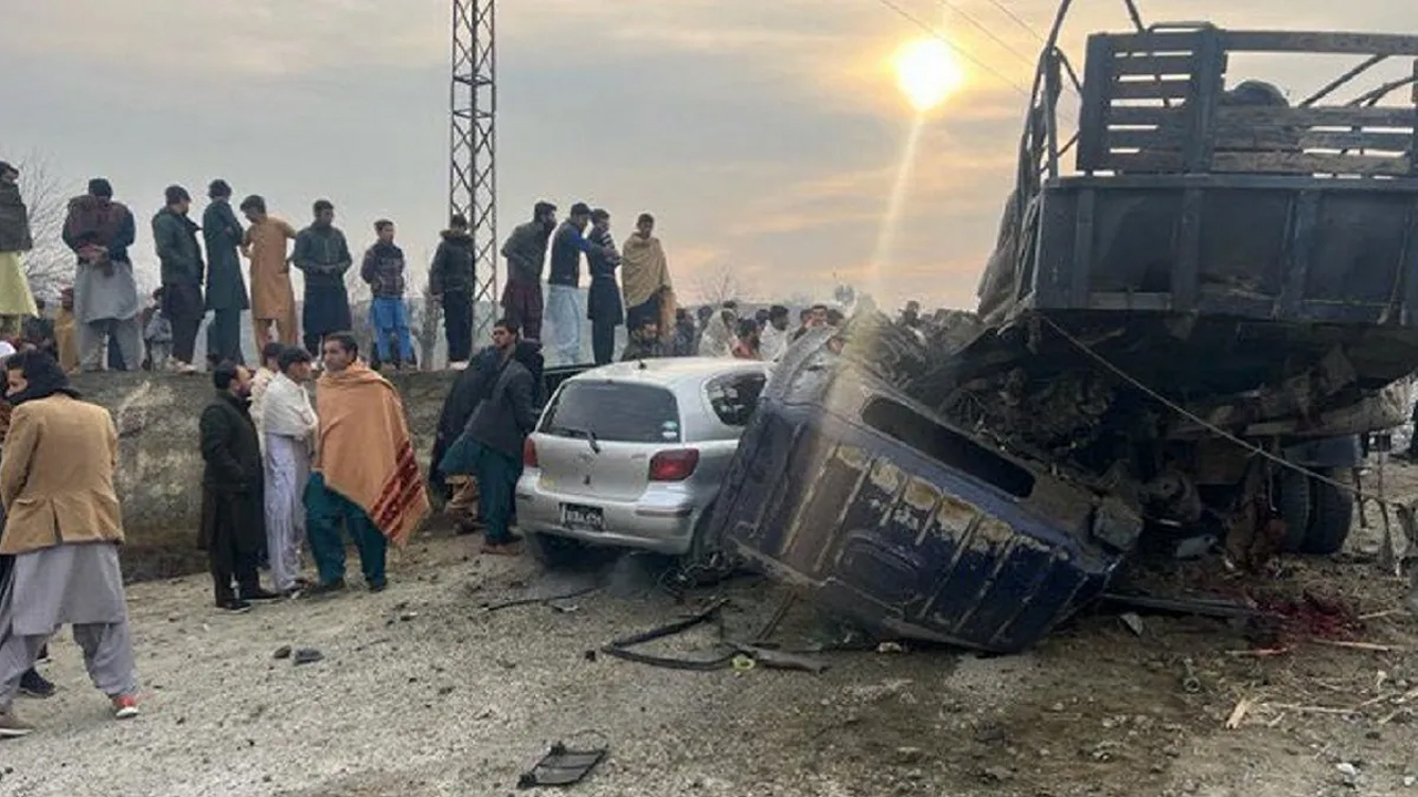 Five Police Killed | ఖైబర్‌ ఫక్తుంక్వాలో పోలీస్‌ వ్యాన్‌పై దాడి.. ఐదుగురు మృతి..!