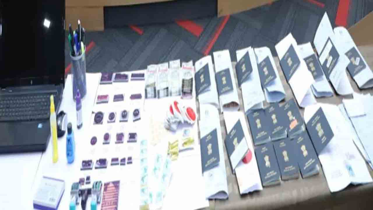 పాస్‌పోర్టు స్కాంలో 12 మంది అరెస్టు