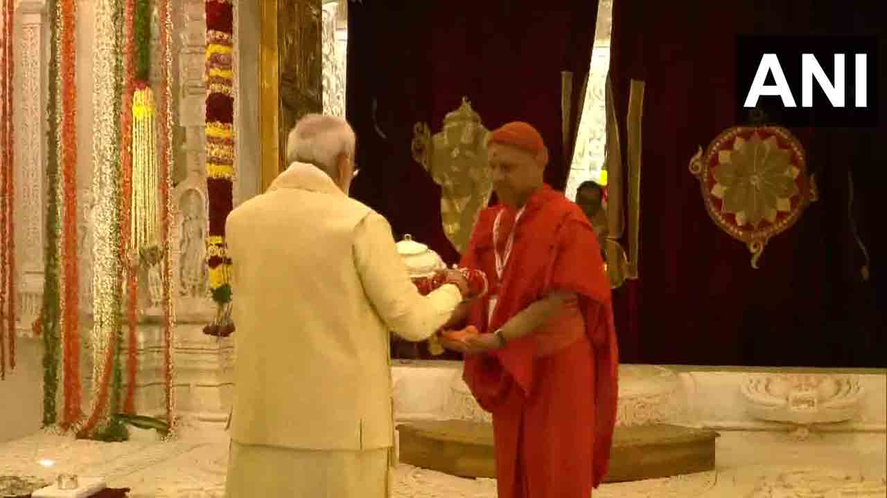 Pran Pratishtha | శ్రీరాముడికి పట్టువస్త్రాలు సమర్పించిన ప్రధాని మోదీ